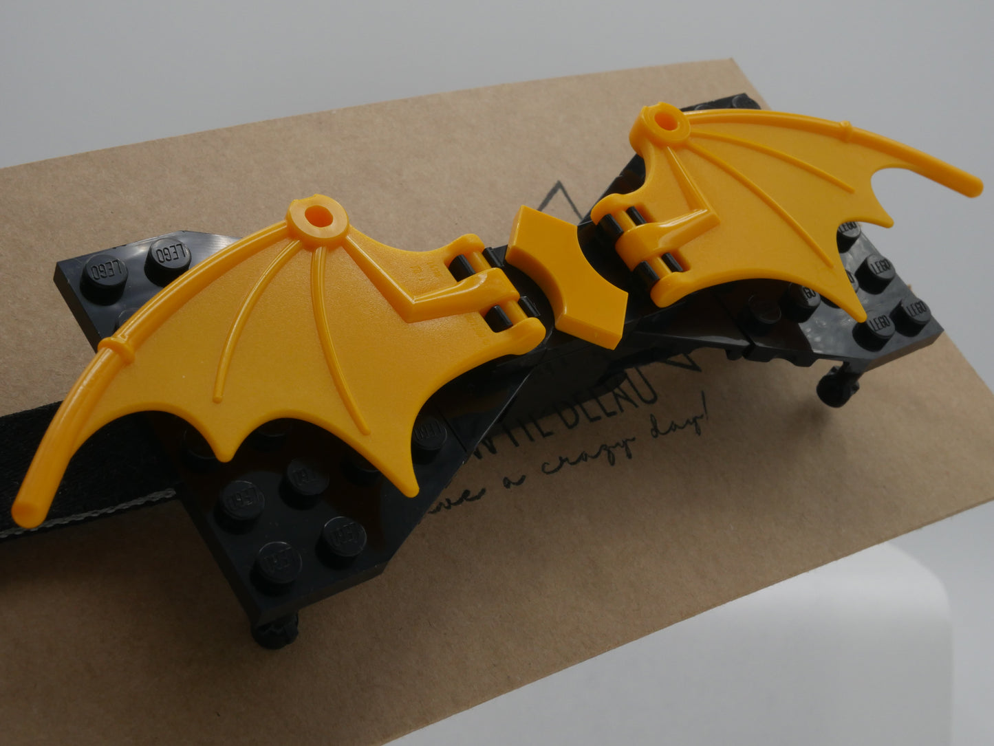 Schwarz-orangefarbene Fliege mit Fledermausflügeln aus LEGO® Steinen