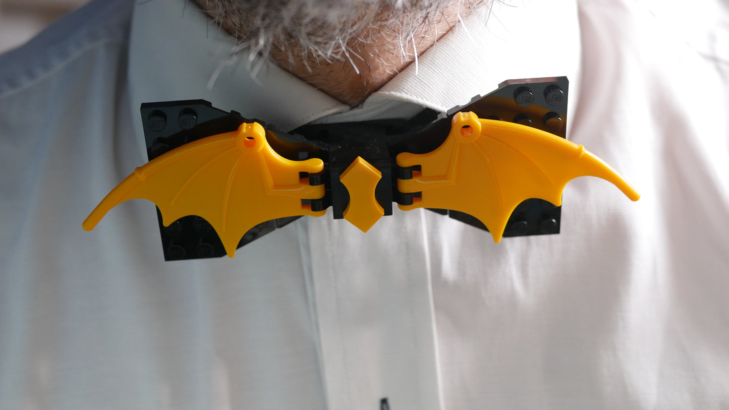 Schwarz-orangefarbene Fliege mit Fledermausflügeln aus LEGO® Steinen